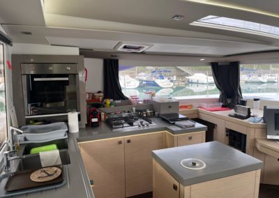 Fountaine Pajot Saona 47 - Occasion - La Rochelle - Navigation - Intérieur - Voile - Carré