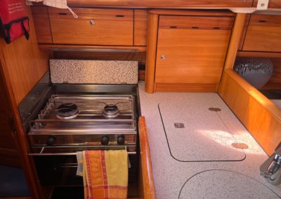 Bavaria 30 Cruiser - 2006 - Neo Marine - Intérieur - Carré - Voile - Cuisine