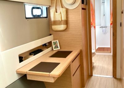 Nautitech 40 Open - 2022 - Neo Marine - Intérieur- Carré - Voile - Navigation - Salon - Cabine - Salle de bain - Cuisine