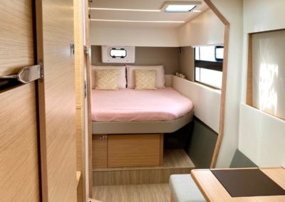 Nautitech 40 Open - 2022 - Neo Marine - Intérieur- Carré - Voile - Navigation - Salon - Cabine - Salle de bain - Cuisine
