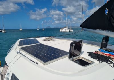 Panneaux solaires rigide sur le roof + hublot d'aération custom