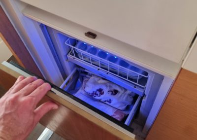 Conservateur installé dans la coursive par Neo Marine