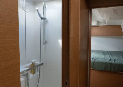 Salle de bain et cabine arrière sur l'Excess 11