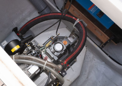 Cale moteur de l'Excess 11, moteur Yanmar et convertisseur Victron énergie