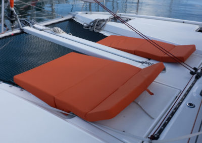 Bain de soleil avant et trampoline de l'Excess 11 au mouillage en Martinique