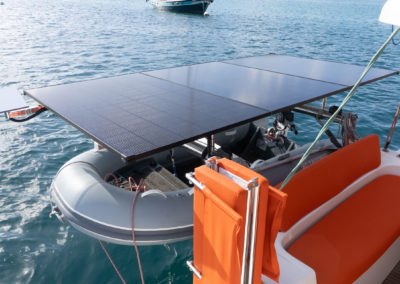 Panneaux solaires sur bossoirs avec support d'antenne Starlink mini sur l'Excess 11 d'occasion