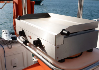 Plancha à gaz avec support sur mesure sur l'Excess 11 d'occasion au Marin