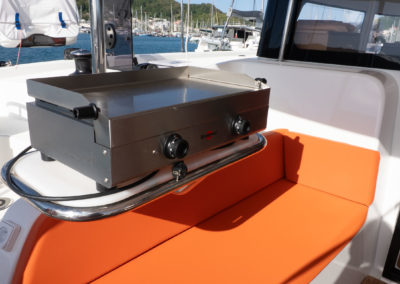 Plancha à gaz avec support sur mesure sur l'Excess 11 d'occasion au Marin