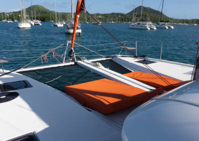 Bain de soleil avant et trampoline de l'Excess 11 au mouillage en Martinique