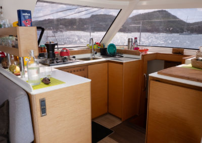 Cuisine, rangements sur le Nautitech 40 Open