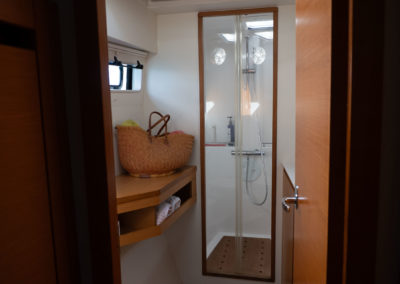 Salle de bain coque propriétaire Nautitech 40 Open