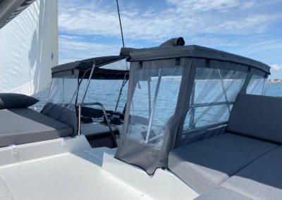 Poste de barre du Tanna 47 avec Bimini de protection intégral. Bain de soleil de l'espace skylounge sur le roof et génois Incidences sails