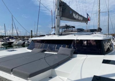 Trampoline et bain de soleil avant sur le Tanna 47. Grand pare brise avec deux ouvrants pour l'aération du bateau. Bimini de protection du poste de barre sur le Tanna 47, Lazy bag et Lazy Jack Incidence Sails. Skylounge sur le roof. Ecoutes de génois et panneaux de ponts flush.