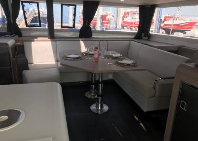 Carré avec table et canapé d'angle du Tanna 47 en vente chez Neo Marine