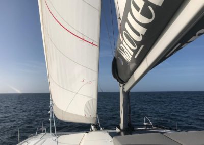 Fountaine Pajot Tanna 47 en navigation sous voile avec le génois et la grand voile Incidences Sails. Assise sur les deux étraves et bain de soleil.