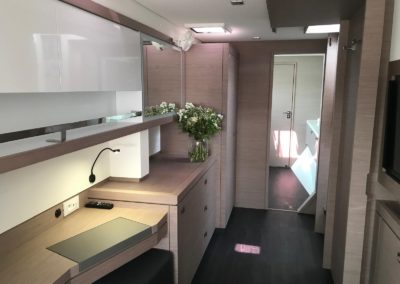Cabine arrière bâbord, coté propriétaire. Grand lit double avec de nombreuses ouvertures. Télévision escamotable et petit bureau avec ventilateur et nombreuses prises. Porte d'accès vers la salle de bain propriétaire.