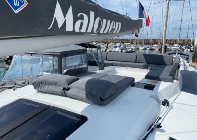 Bimini de protection du poste de barre sur le Tanna 47, Lazy bag et Lazy Jack Incidence Sails. Skylounge sur le roof.