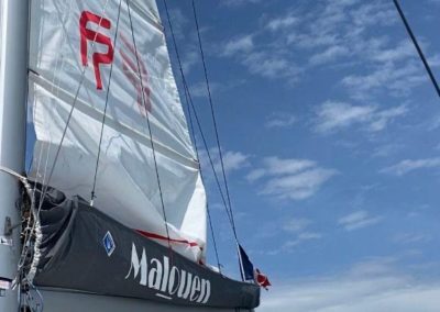 Bimini de protection du poste de barre sur le Tanna 47, Lazy bag et Lazy Jack Incidence Sails. Skylounge sur le roof.